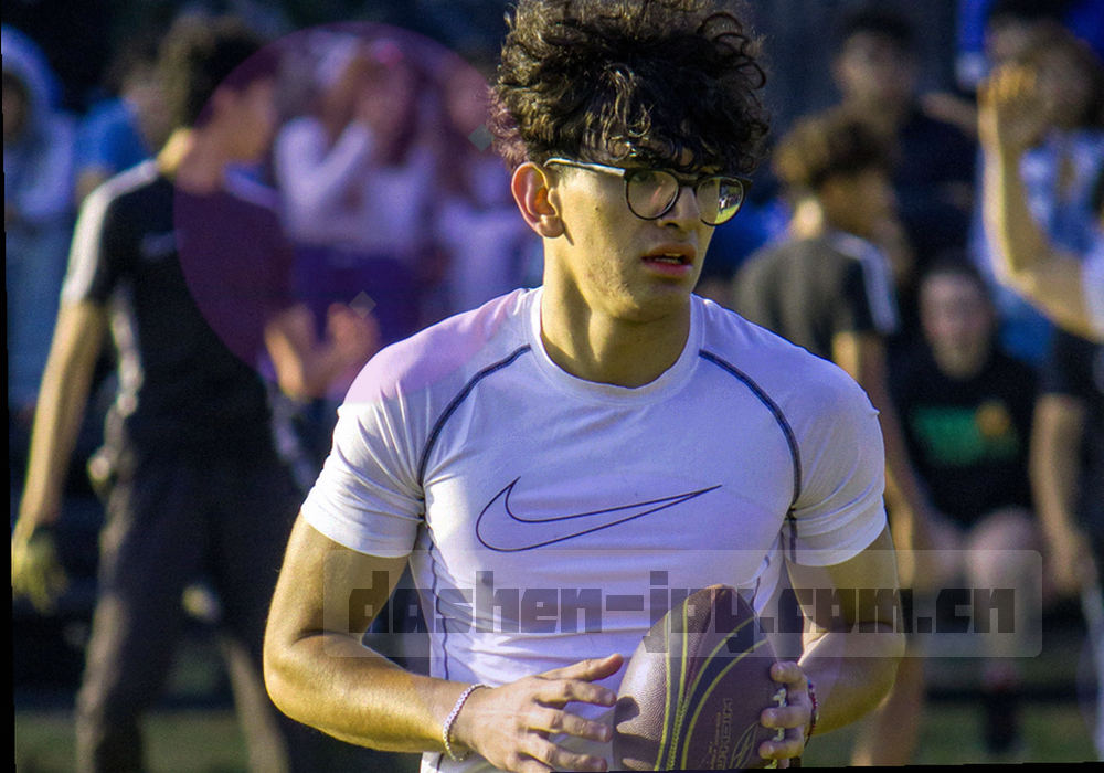平板设备斜放在深色桌面上，屏幕显示抽象导航界面，深蓝底配珊瑚橙标签